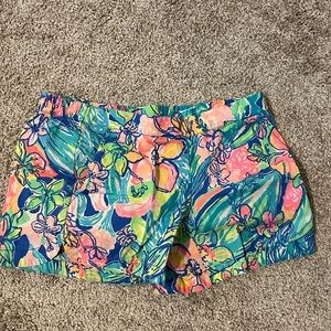 Lilly Pulitzer pull on shorts size xs.
